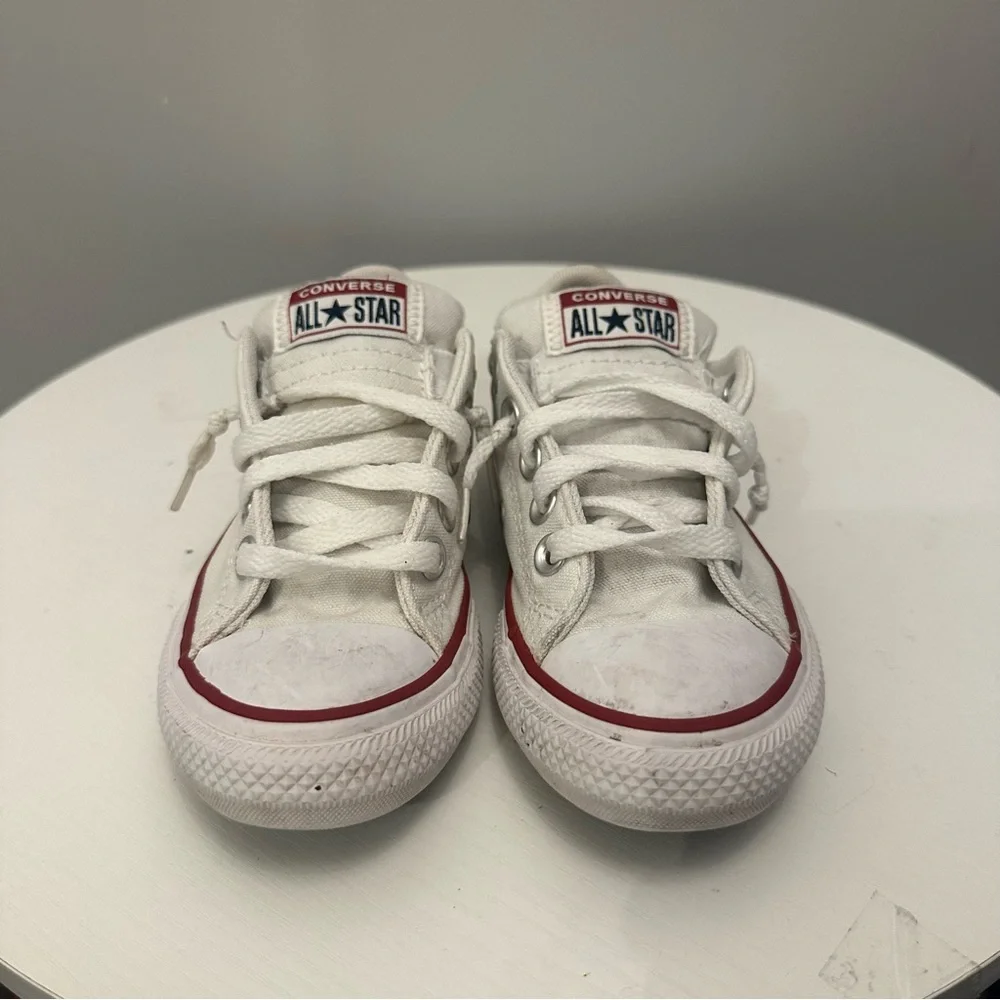 EUC Converse Kids White Sneakers. Size Little Kids 11.